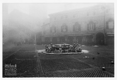 Piazza Vecchia nella nebbia