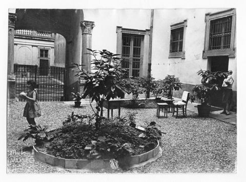 Scena di vita quotidiana in un cortile