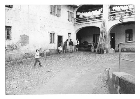 Scena di vita quotidiana presso il Castello di Gavarno Vescovado