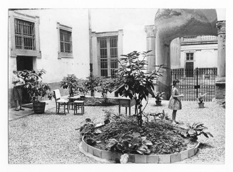 Scena di vita quotidiana in un cortile