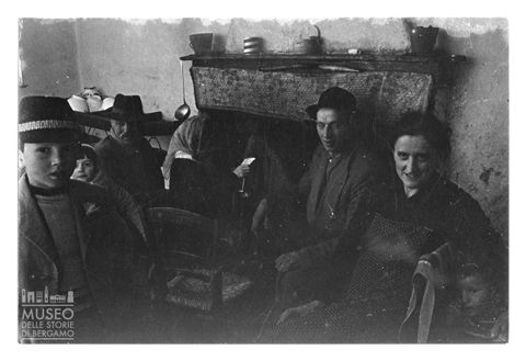 Ritratto di gruppo di fronte a un camino