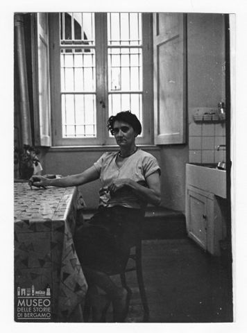 Ritratto di donna in una cucina