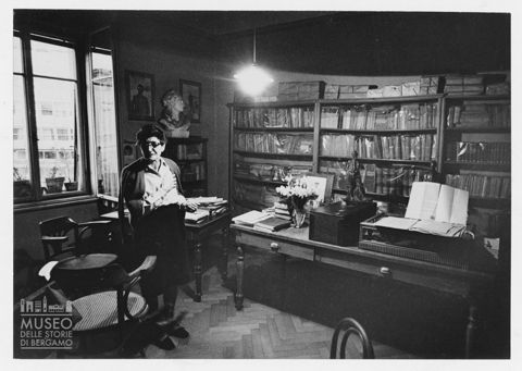 Ritratto di donna in uno studio