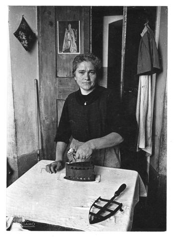 Ritratto di donna che stira
