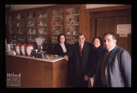 Liborio Bonifacio in una farmacia