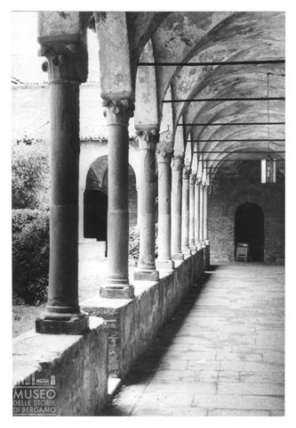 Portico del chiostro dell'abbazia di Morimondo