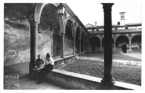 Scena di vita quotidiana nel chiostro di Santa Maria Nuova ad Abbiategrasso