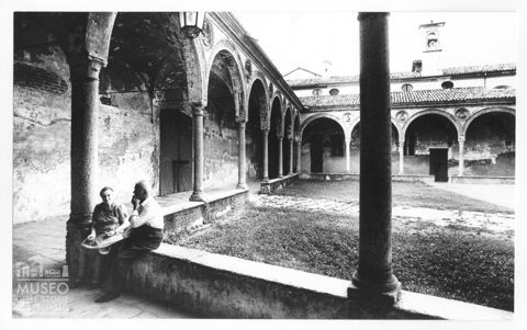 Scena di vita quotidiana nel chiostro di Santa Maria Nuova ad Abbiategrasso