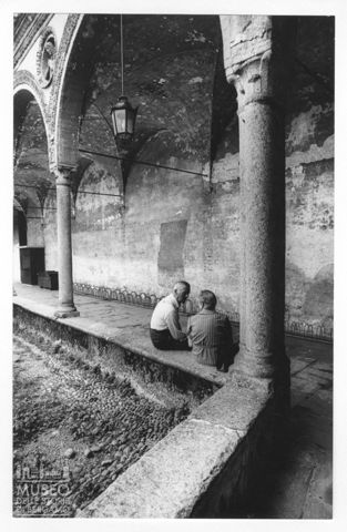 Scena di vita quotidiana nel chiostro di Santa Maria Nuova ad Abbiategrasso