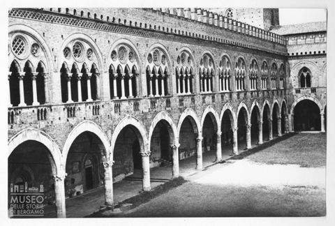Scorcio della corte interna del Castello Visconteo di Pavia