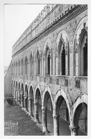 Scorcio della facciata interna orientale del Castello Visconteo di Pavia