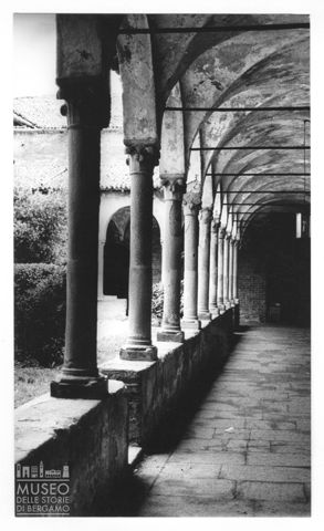 Portico del chiostro dell'abbazia di Morimondo