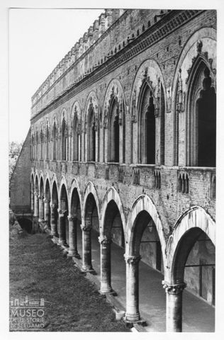 Scorcio della facciata interna orientale del Castello Visconteo di Pavia