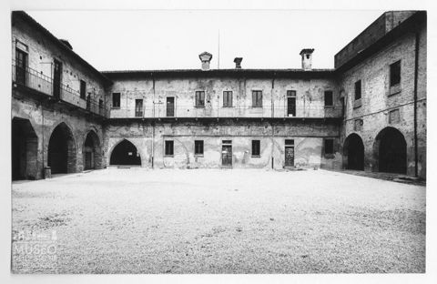 Corte interna di una cascina porticata