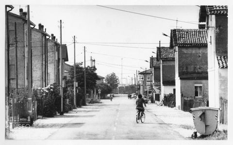 Scena di vita quotidiana in una strada