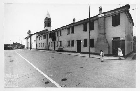 Scena di vita quotidiana in una strada