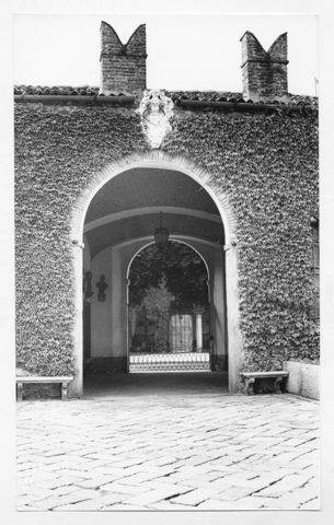 Veduta dell'ingresso di un castello