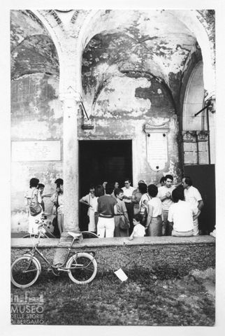 Scena di vita quotidiana in un chiostro
