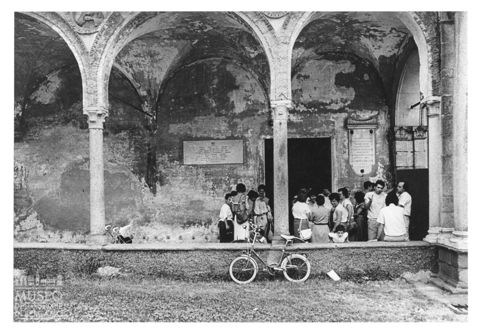 Scena di vita quotidiana in un chiostro