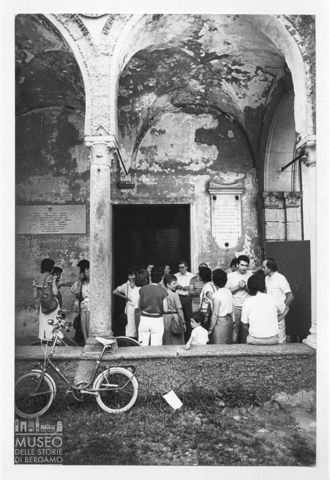 Scena di vita quotidiana in un chiostro
