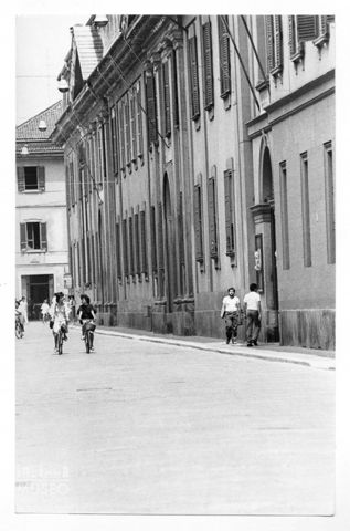 Scena di vita quotidiana in una strada