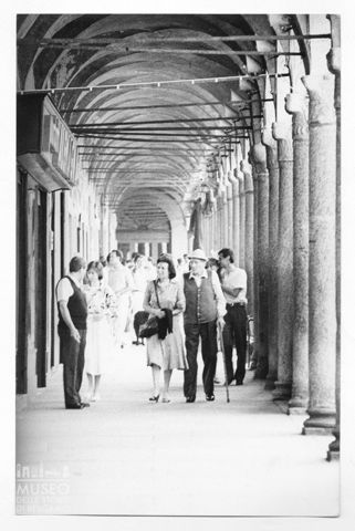 Scena di vita quotidiana in un porticato