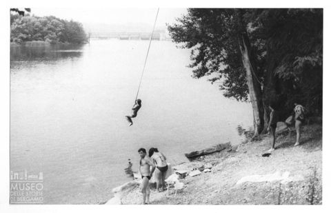 Bagnanti sulla riva di un fiume