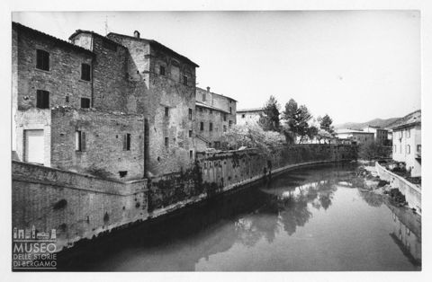 Paesaggio urbano lungo un naviglio
