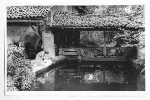 Scena di vita quotidiana presso un lavatoio