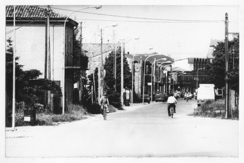 Scena di vita quotidiana in un centro abitato