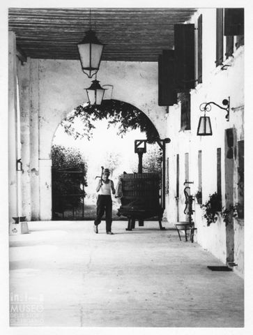 Scena di vita quotidiana in una casa rurale