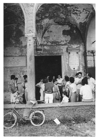 Scena di vita quotidiana in un chiostro