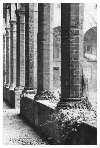 Porticato con colonnato in laterizio a Ferrara