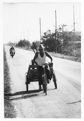 Delta del Po, uomo in bicicletta con carretto