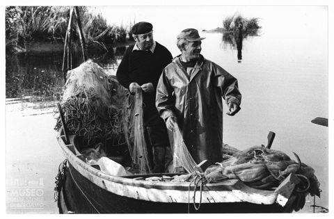 Delta del Po, due pescatori a Porto Levante