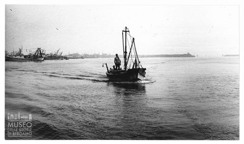 Delta del Po, peschereccio nel porto di Goro