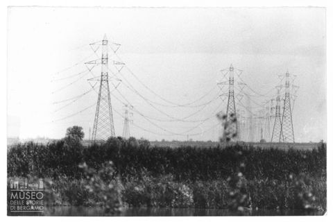 Delta del Po, paesaggio con tralicci elettrici