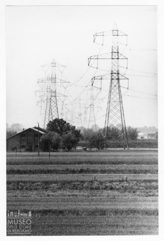 Delta del Po, paesaggio con tralicci elettrici