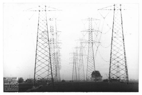 Delta del Po, paesaggio con tralicci elettrici