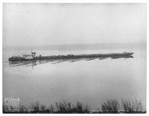 Delta del Po, chiatta in navigazione