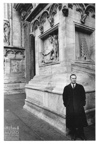 Di fronte al Duomo di Milano