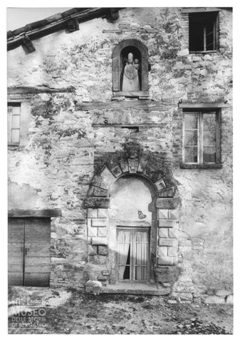 Casa rurale marchigiana con edicola votiva