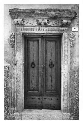 Portale in pietra nelle Marche