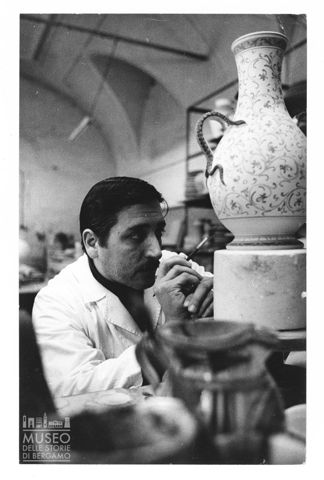 Artigiano in un laboratorio marchigiano