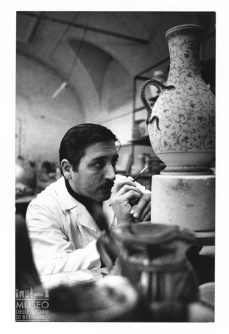 Artigiano in un laboratorio marchigiano