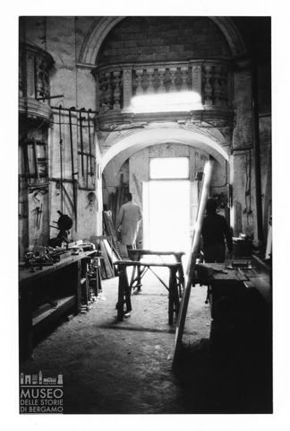 In un laboratorio di artigianato marchigiano