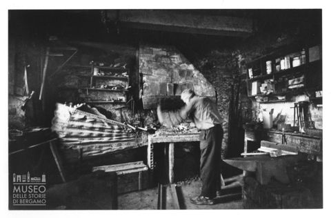 Fabbro marchigiano al lavoro