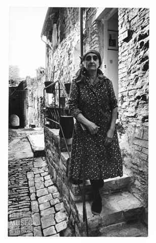 Ritratto di donna in un borgo marchigiano