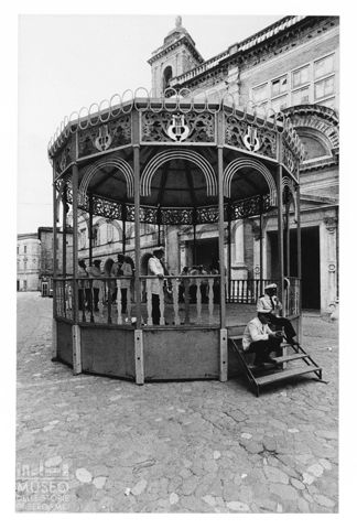 Gazebo in piazza del Popolo ad Offida