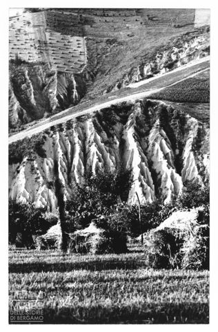 Paesaggio marchigiano con calanchi